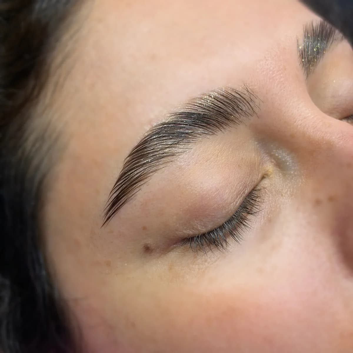 Detalle de cejas peinadas con brillo — Hi Studio