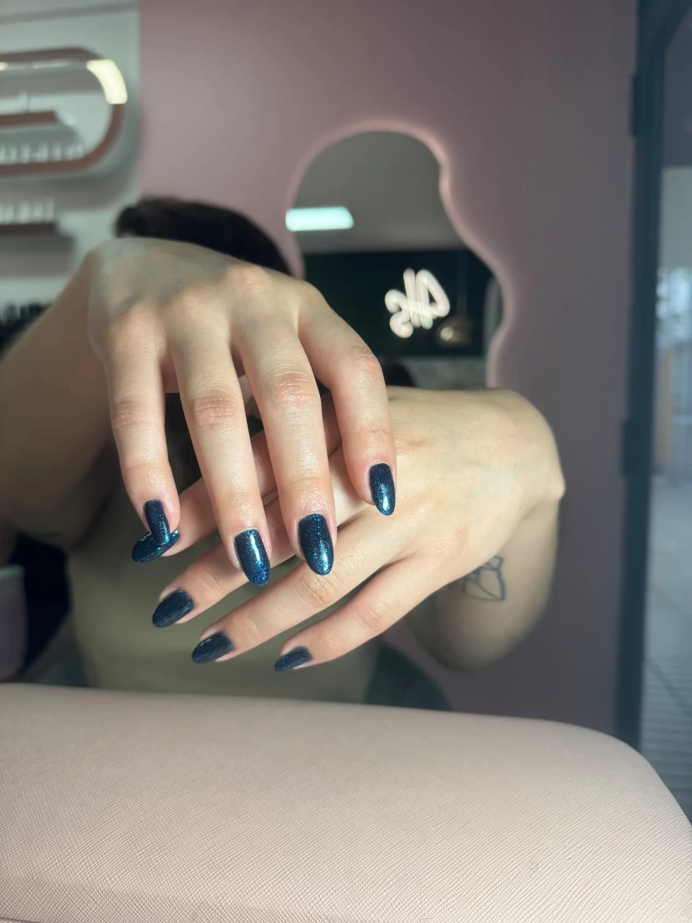 Manicura azul con brillo realizada en Hi Studio Providencia