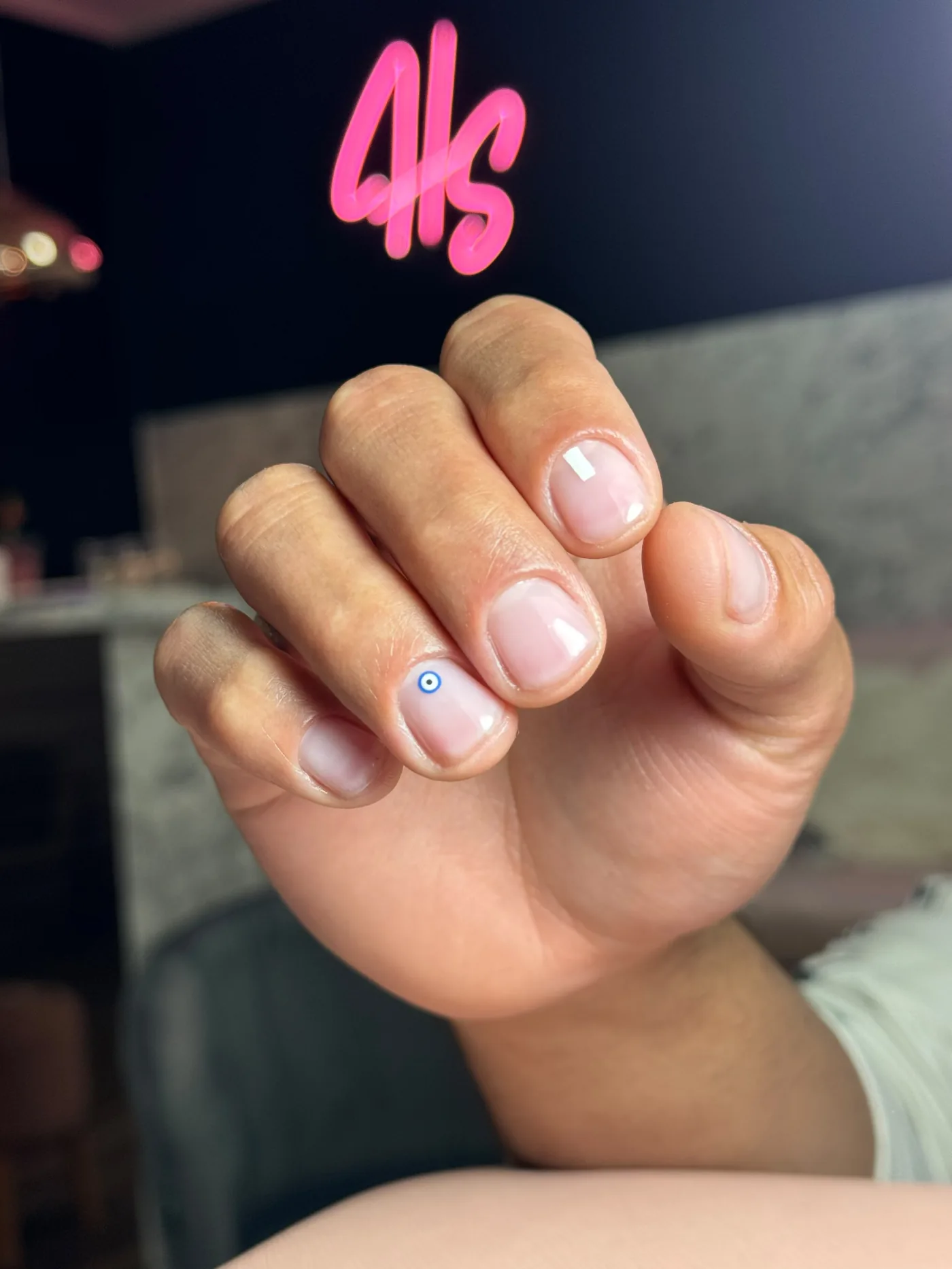 Manicura natural con detalles minimalistas en Hi Studio