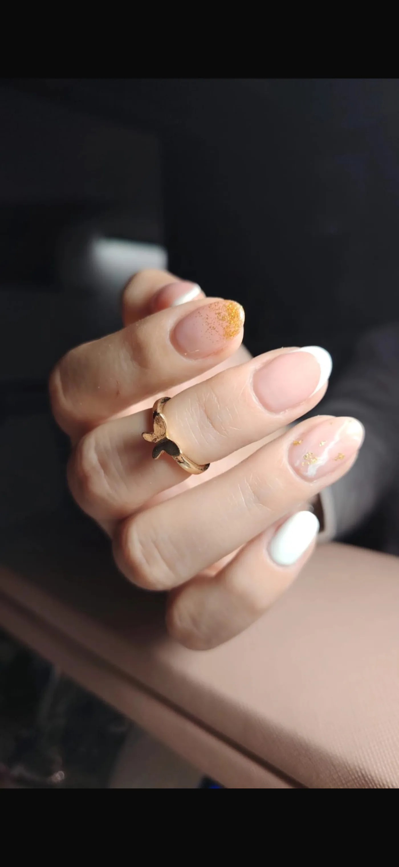 Manicura francesa con detalles dorados en Hi Studio Providencia